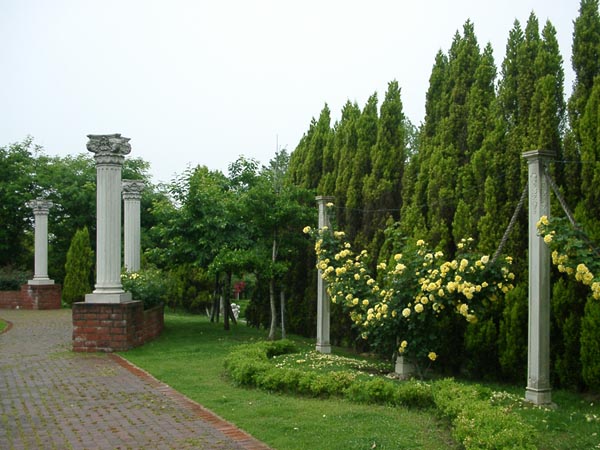 薔薇の公園で一番好きな円柱もある蜻蛉池公園